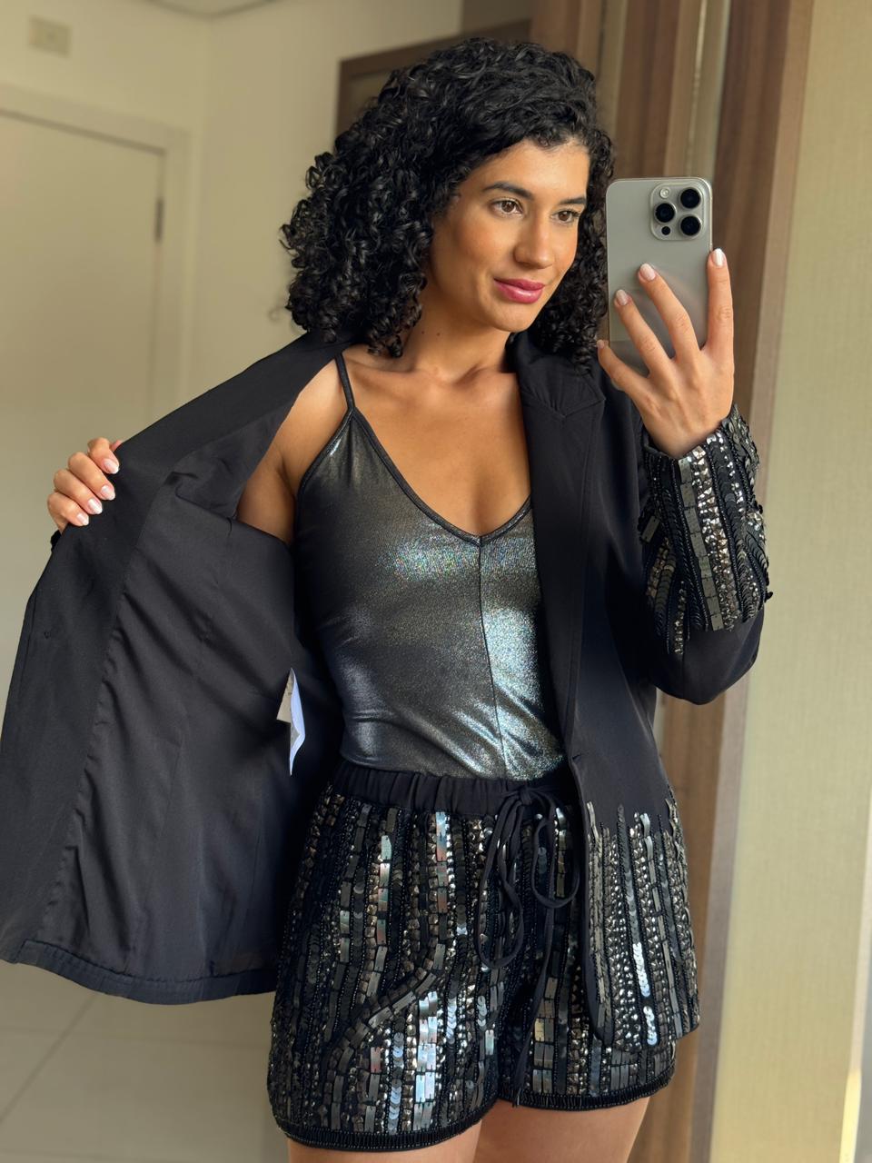 Conjunto com 3 peças  preto com barrado bordado em canutilhos e paetês + Short alfaiataria bordado + Regata metalizada prata - Colcci