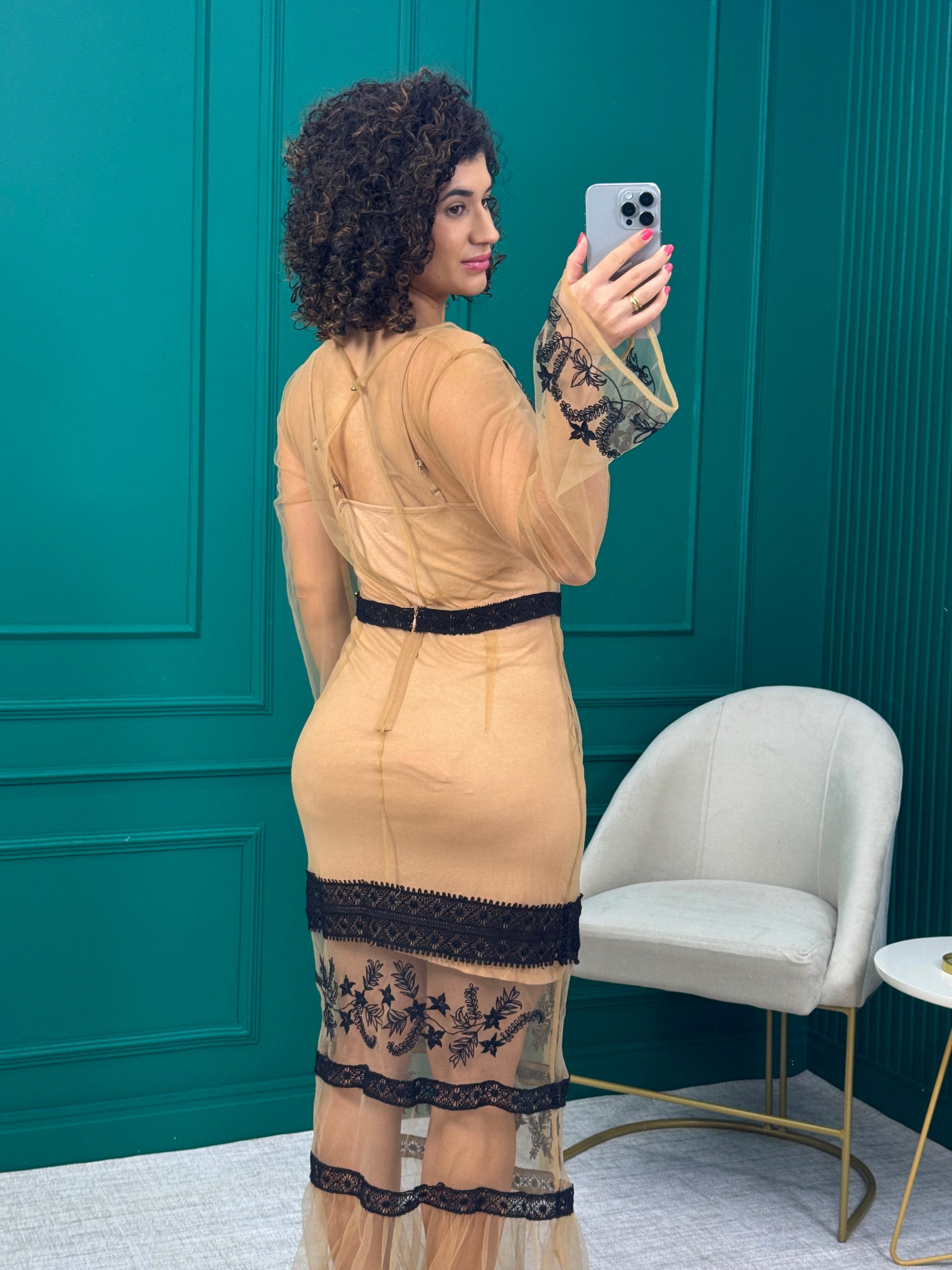 Vestido Longo de Tule Transparente com Renda e Forro Regulável - Colcci