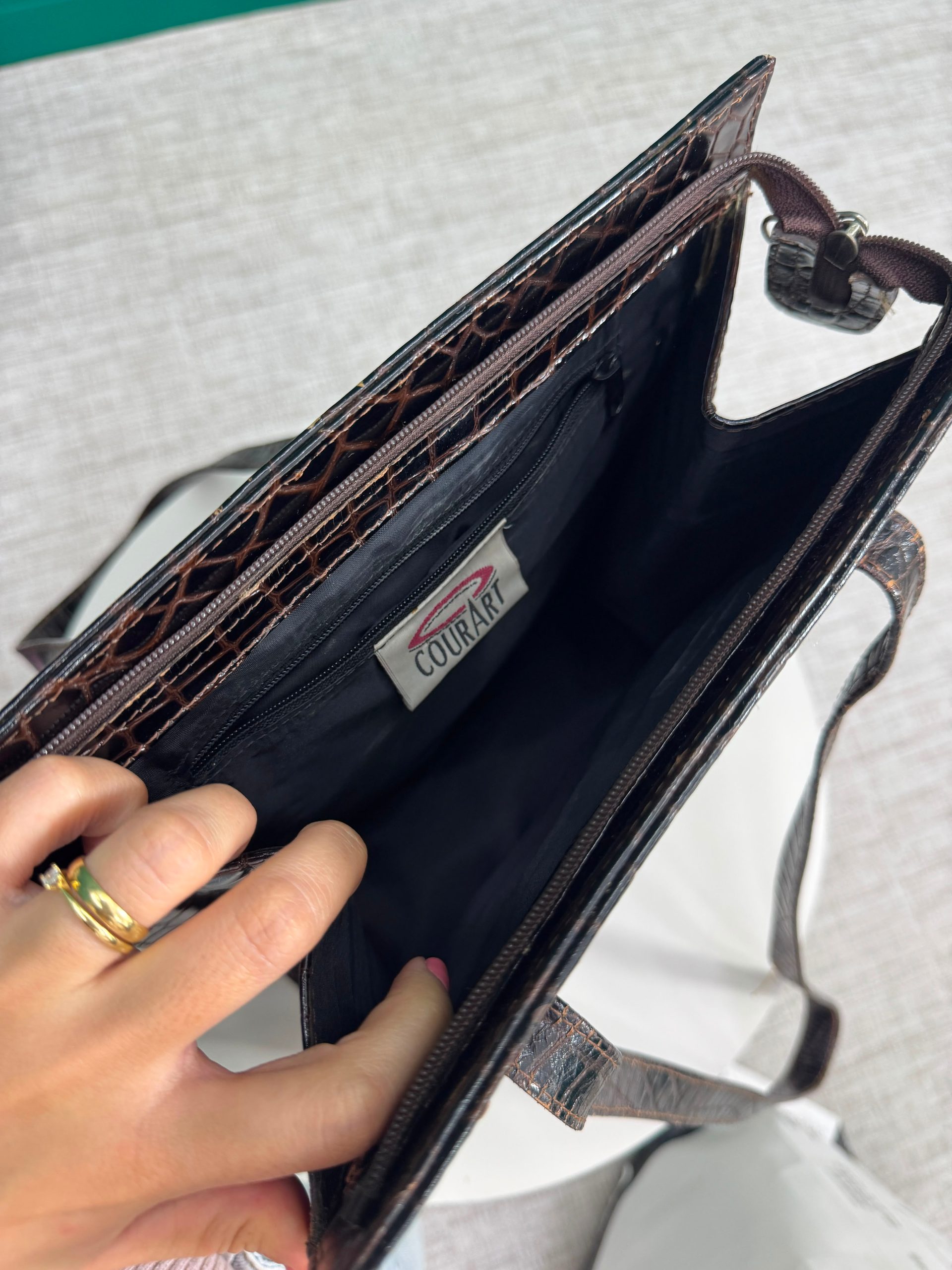 Bolsa em Couro de Ombro Estruturada Marrom Escuro Textura Croco 26x31 - Courart