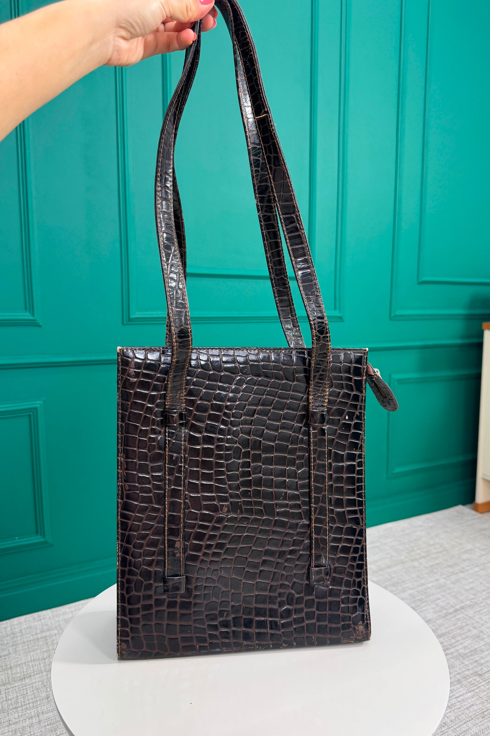 Bolsa em Couro de Ombro Estruturada Marrom Escuro Textura Croco 26x31 - Courart