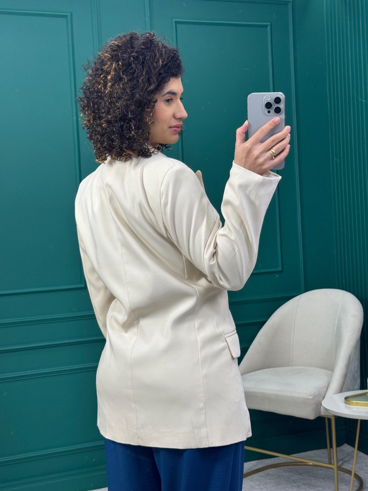 Blazer Off White com Forro, Ombreira e Bolsos - Amaram
