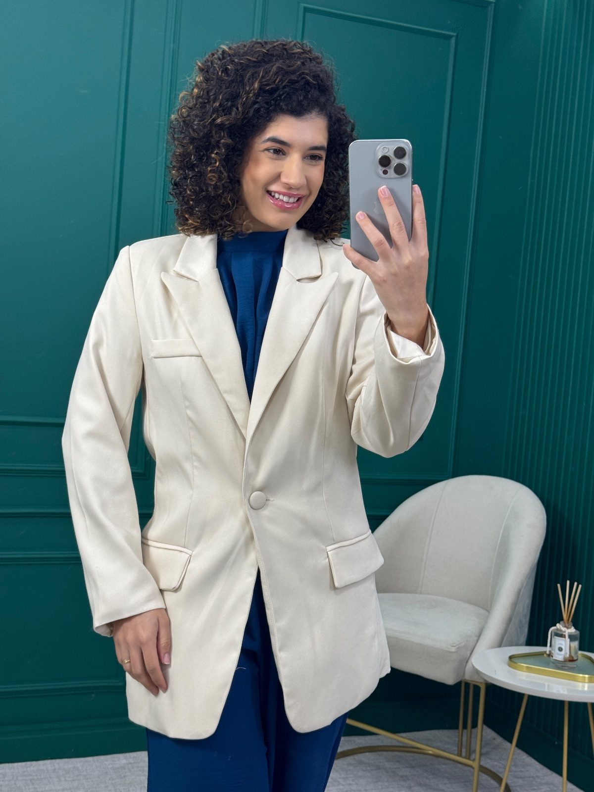 Blazer Off White com Forro, Ombreira e Bolsos - Amaram