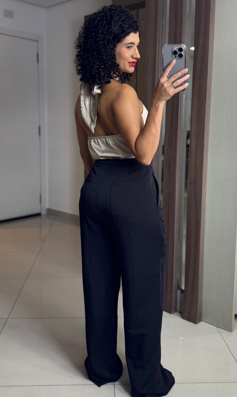 Calça Preta Alfaiataria com Forro, Friso Frontal, Bolso Faca, Zíper Invisível e Corrente Dourada - Mamô
