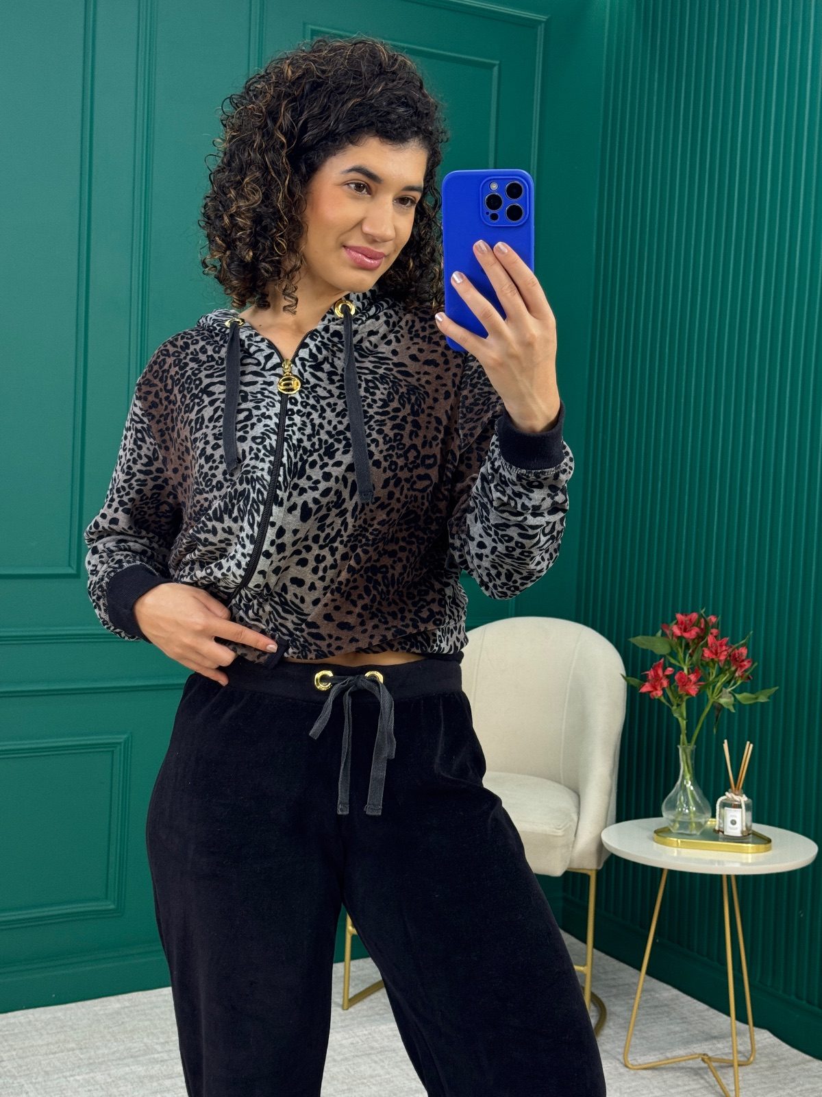 Conjunto em Plush Estampa Animal Print com Capuz e Calça Reta - Daniela Tombini