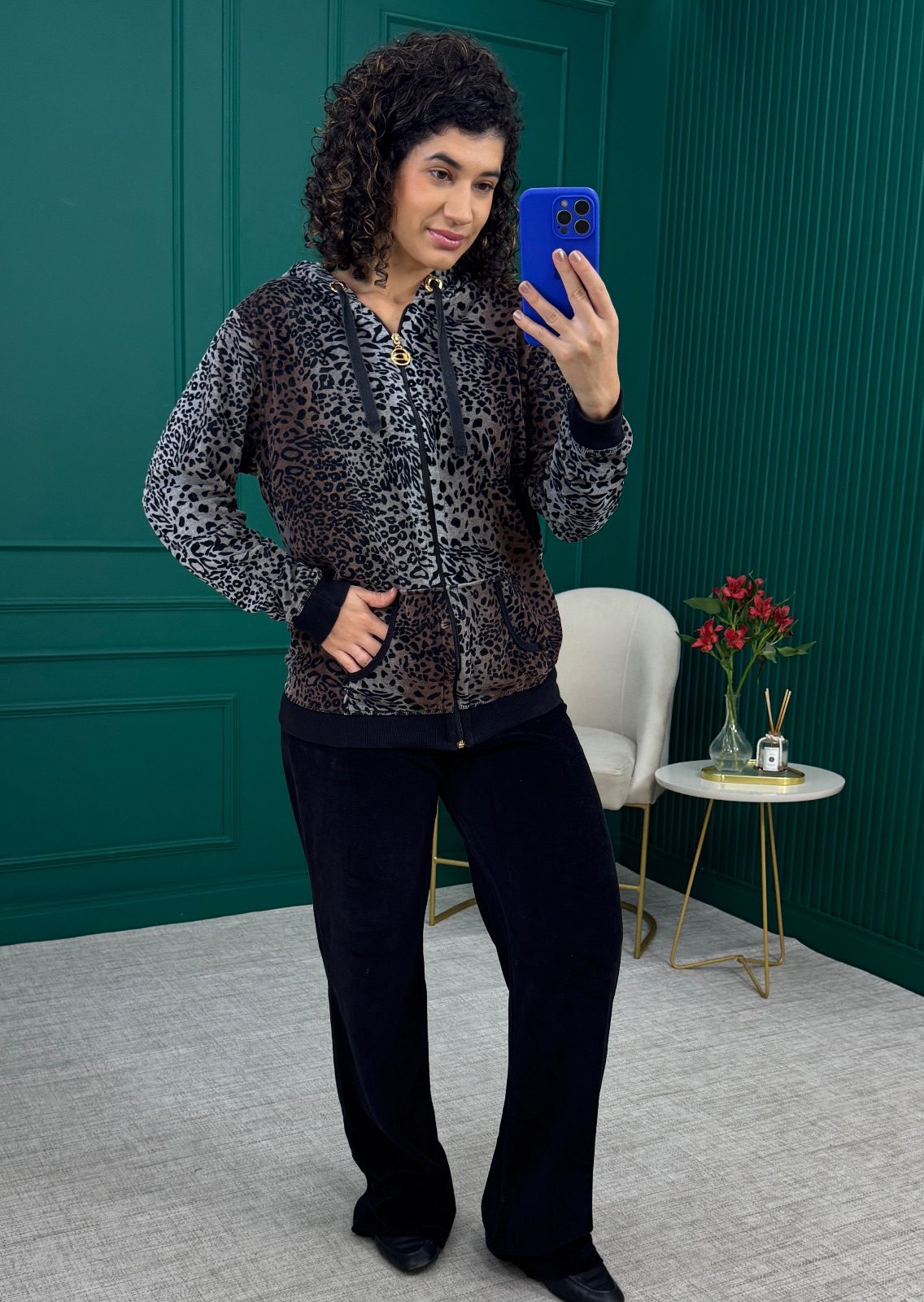 Conjunto em Plush Estampa Animal Print com Capuz e Calça Reta - Daniela Tombini