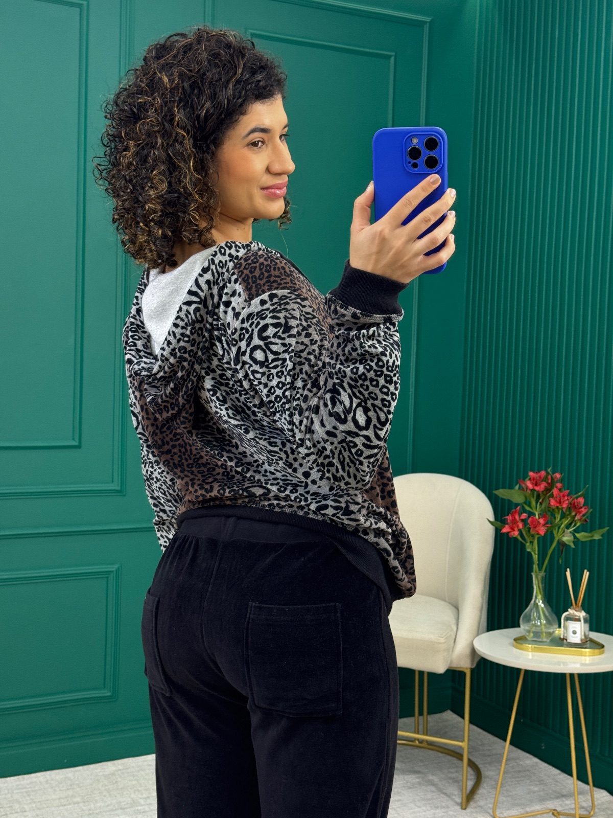 Conjunto em Plush Estampa Animal Print com Capuz e Calça Reta - Daniela Tombini