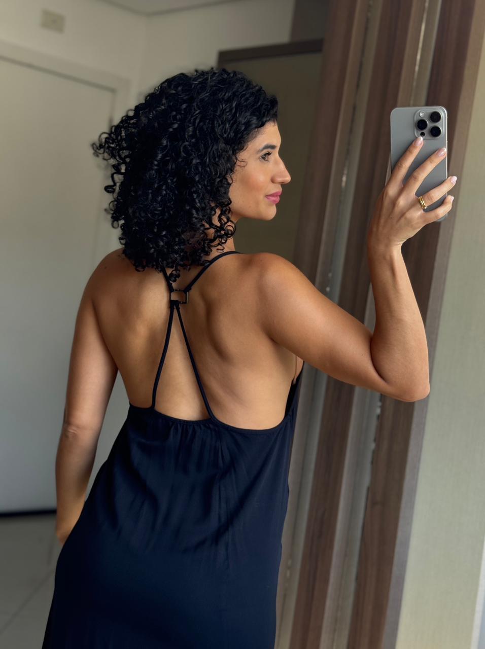 Vestido midi preto barra mullet com alças finas e decote nas costas - Colcci