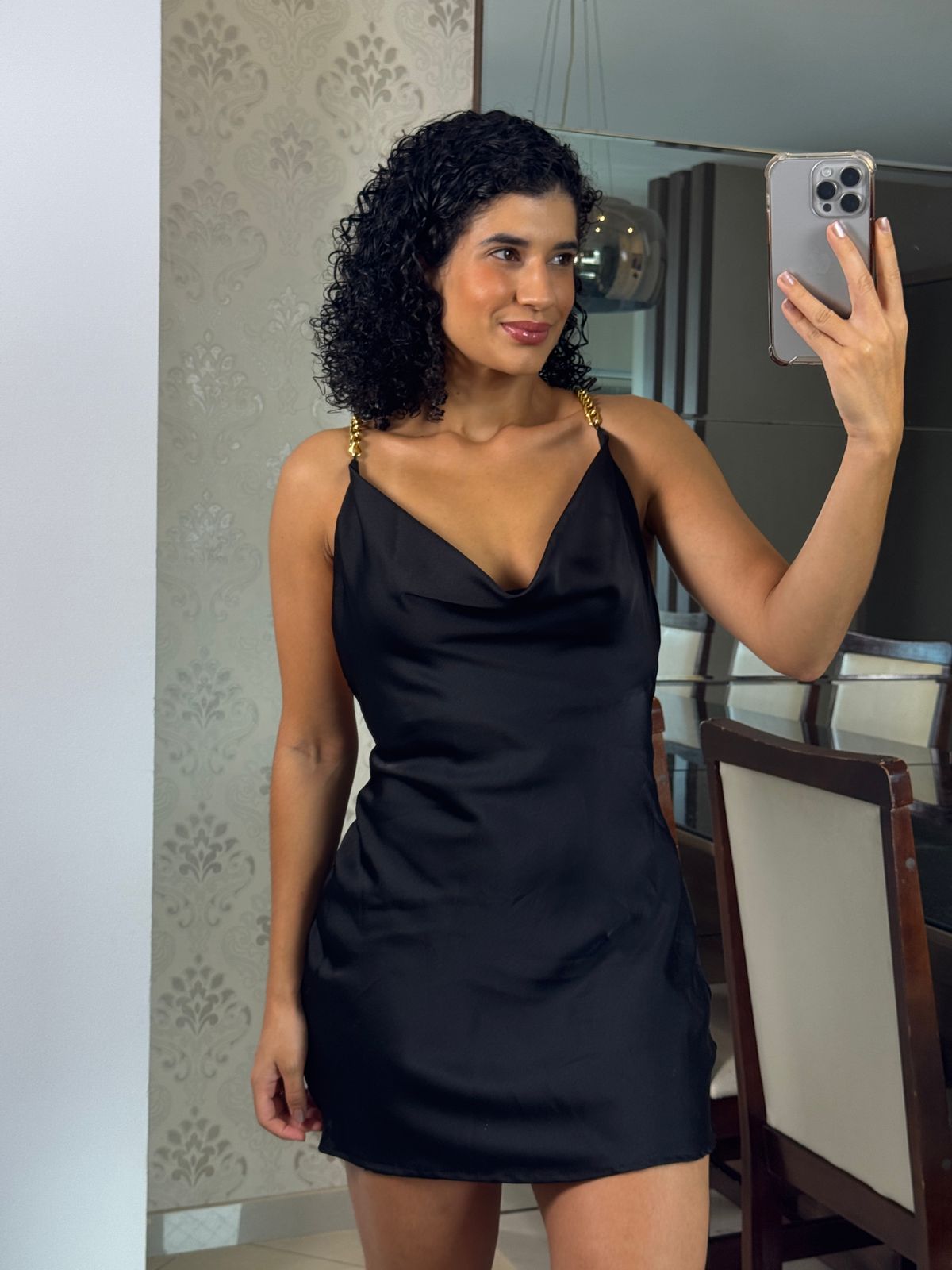 Vestido preto acetinado com corrente - Blitz
