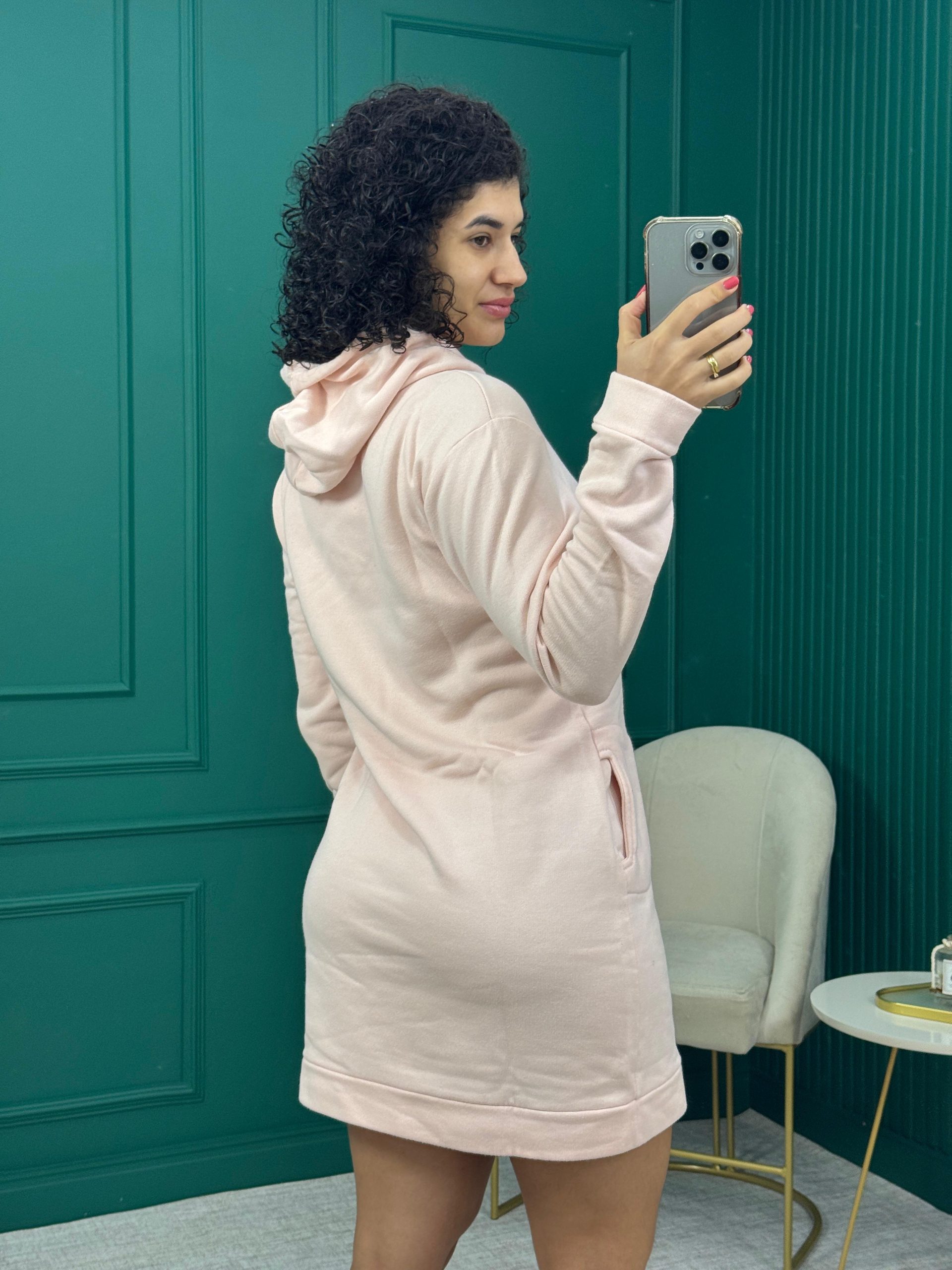 Vestido Moletom Rosa Claro com Estampa, Capuz e Bolsos Laterais - Flor de Cacau