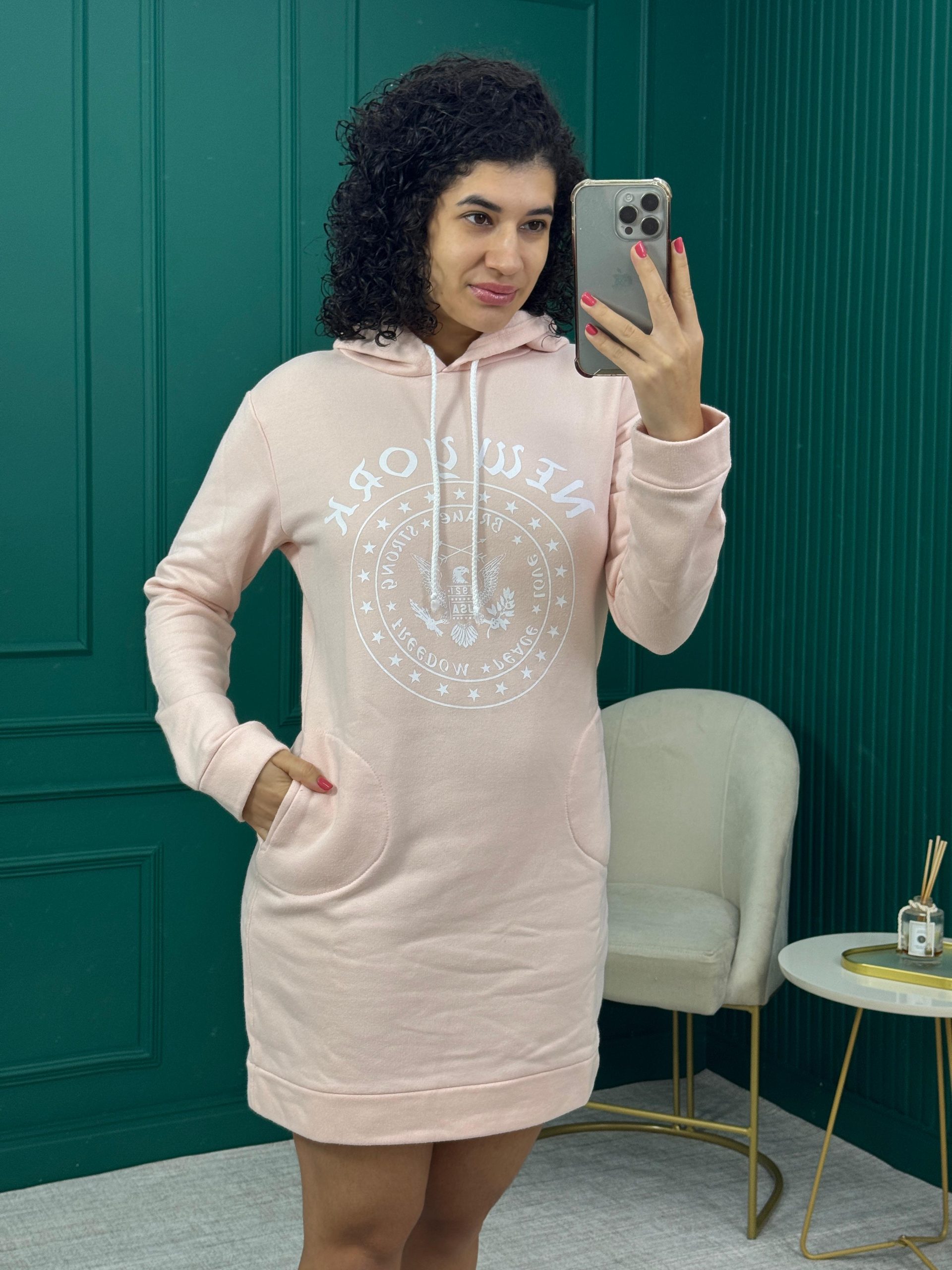 Vestido Moletom Rosa Claro com Estampa, Capuz e Bolsos Laterais - Flor de Cacau