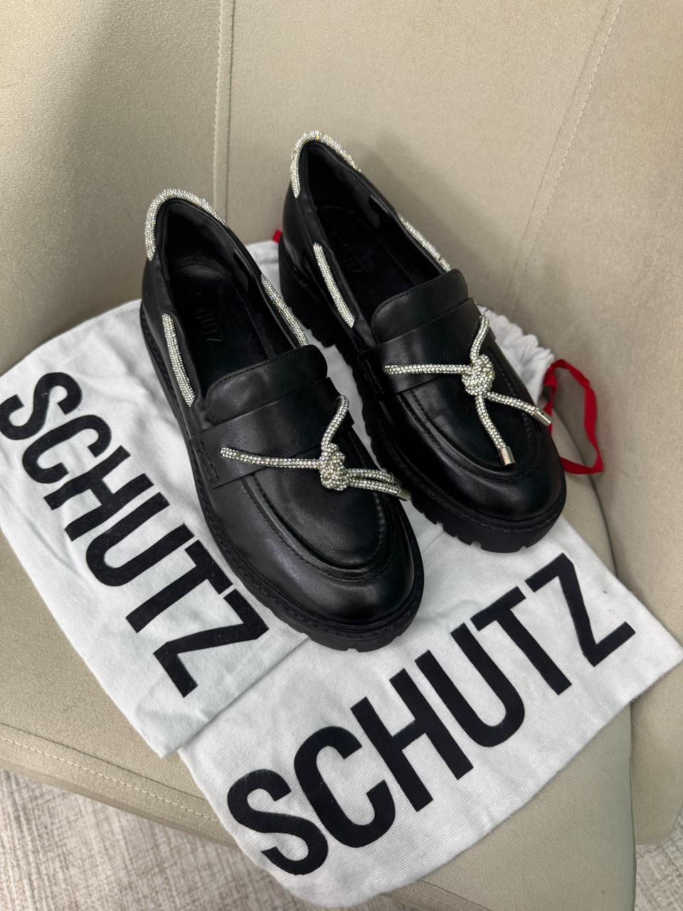 Mocassim Preto em Couro com Sola Tratorada e Detalhes em Strass - Schutz
