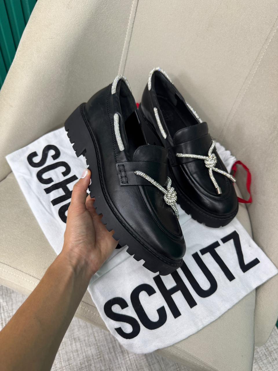 Mocassim Preto em Couro com Sola Tratorada e Detalhes em Strass - Schutz